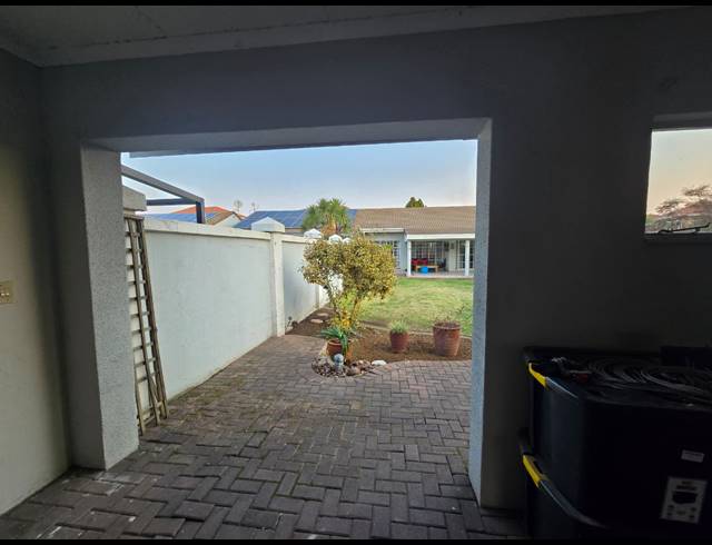 2 BEDROOM TOWNHOUSE TO LET IN THREE RIVERS PROPER